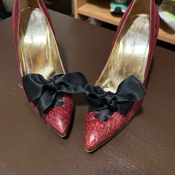 Dolce & Gabbana Red Heels with Black Bow - Picture 7 of 7